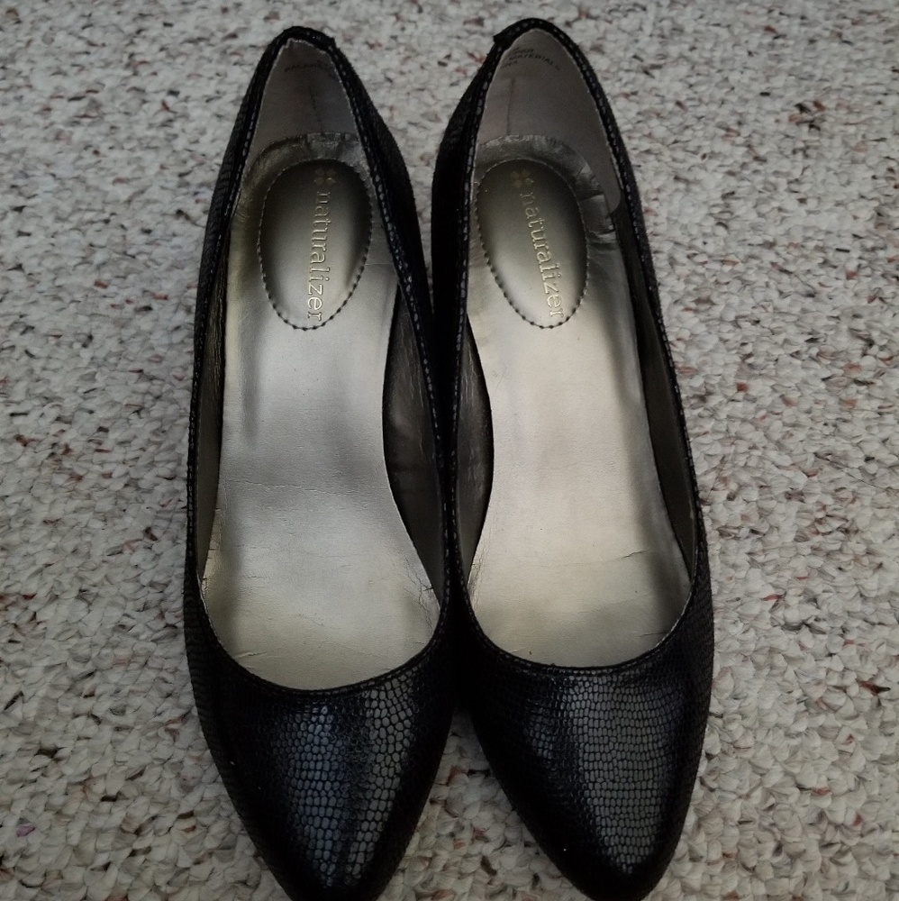 Naturalizer Black Lizard embossed heels